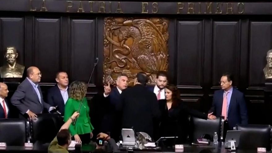 Senadores mexicanos se enfrentan a golpes en cierre de sesión legislativa