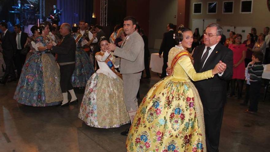 Burriana rinde homenaje a las reinas falleras