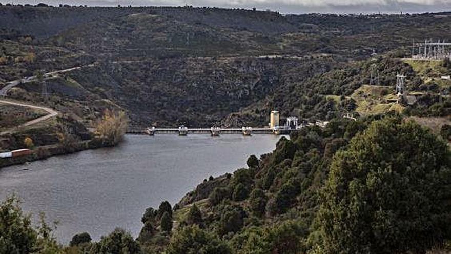 Vista del embalse de Villalcampo, enclavado en el desfiladero del río Duero.