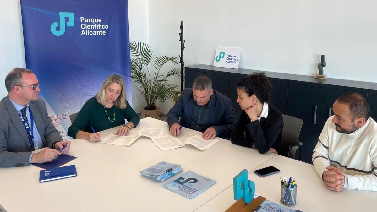 Un momento de la firma del convenio de adhesión al Parque Científico de la UA.