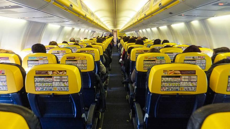 Interior de un vuelo de Ryanair