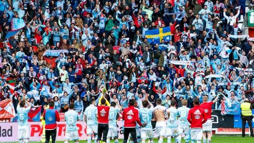 Los jugadores saludan a los aficionados desplazados al Molinón. // LOF