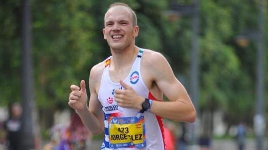 El atleta emeritense Jorge González, en el fondo de la progresión