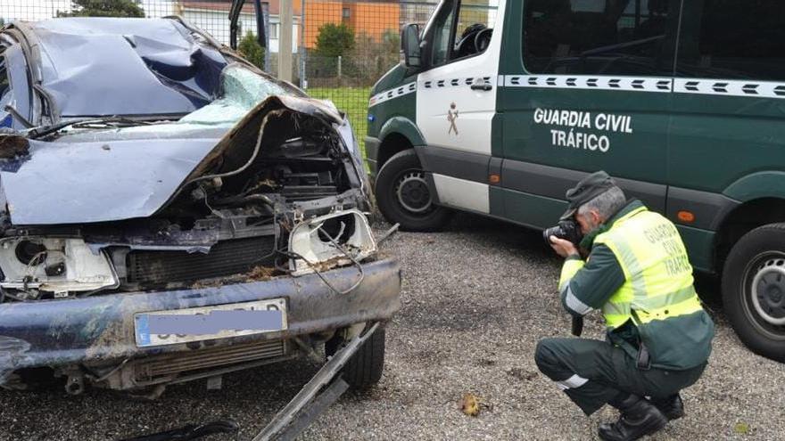 La Guardia Civil examina el vehículo accidentado // GC