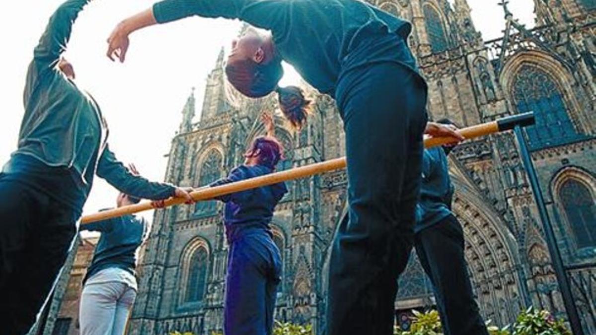 Coreografía ante la catedral en una edición anterior del Día de la Danza.