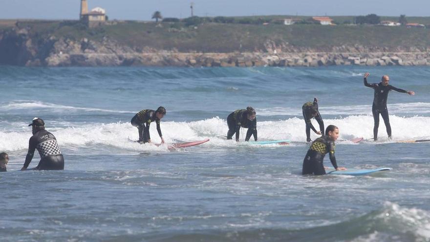 Castrillón abre el plazo para las autorizaciones al negocio 'estrella' del verano en el concejo: las escuelas de surf