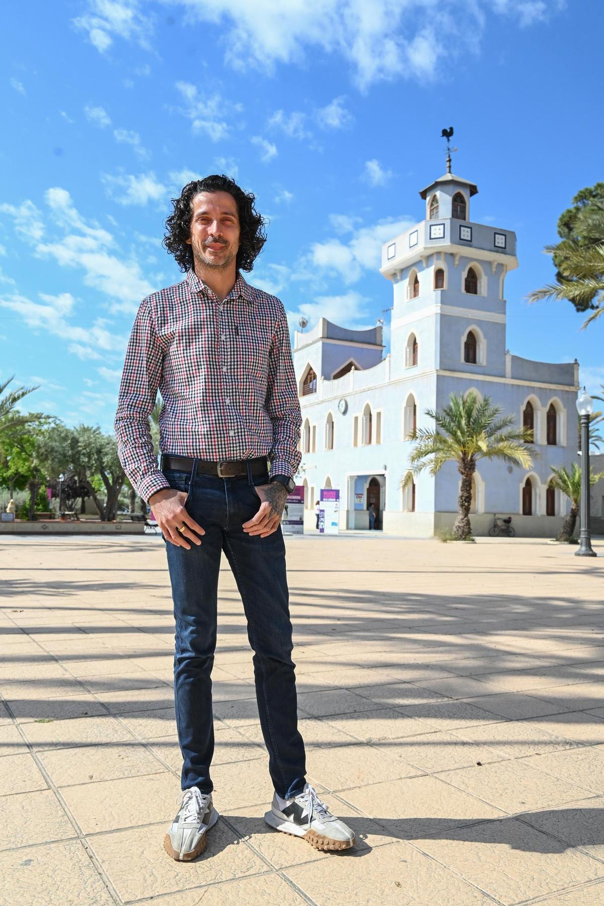 El presidente de la Unió de Festers del Camp d'Elx, Andrés Coves, en el parque de la Torre del Gall de La Hoya