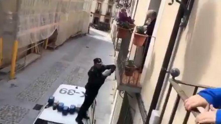 VÍDEO Un policía de Jaca se sube hasta el balcón de una anciana para darle pasteles por su cumpleaños