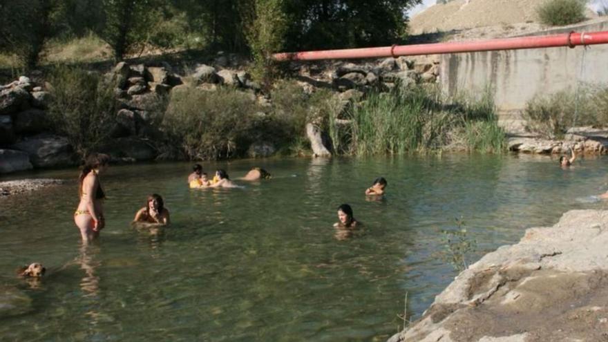 Un grup de banyistes a la Ribera Salada | RG7