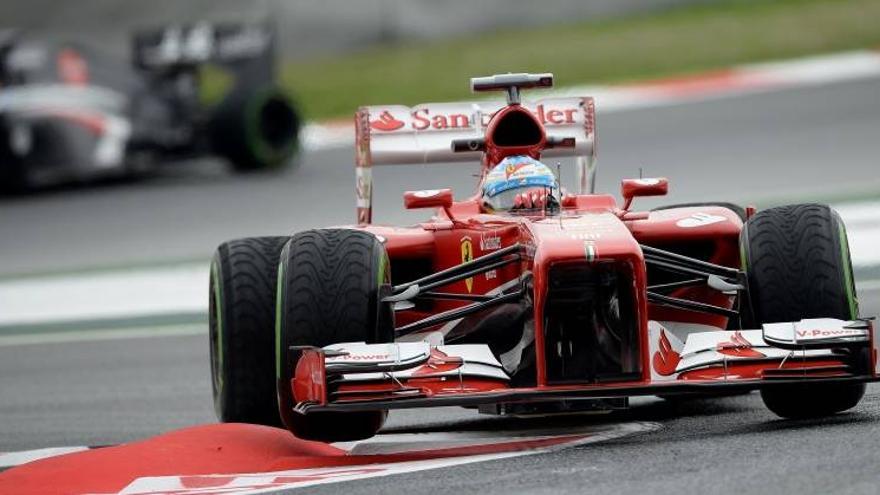 Alonso, el más rápido de la matinal, que arrancó con lluvia