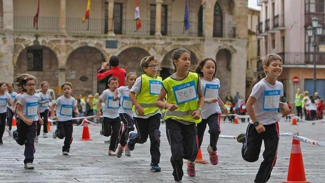 Los alumnos corren en el recorrido habilitado en la Plaza Mayor.