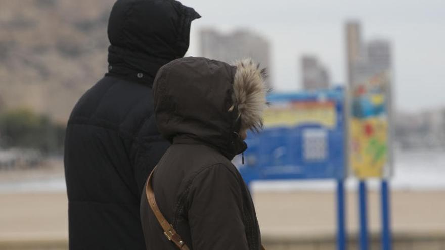 Nubes, lluvias débiles en el sur y bajada generalizada de temperaturas para este domingo