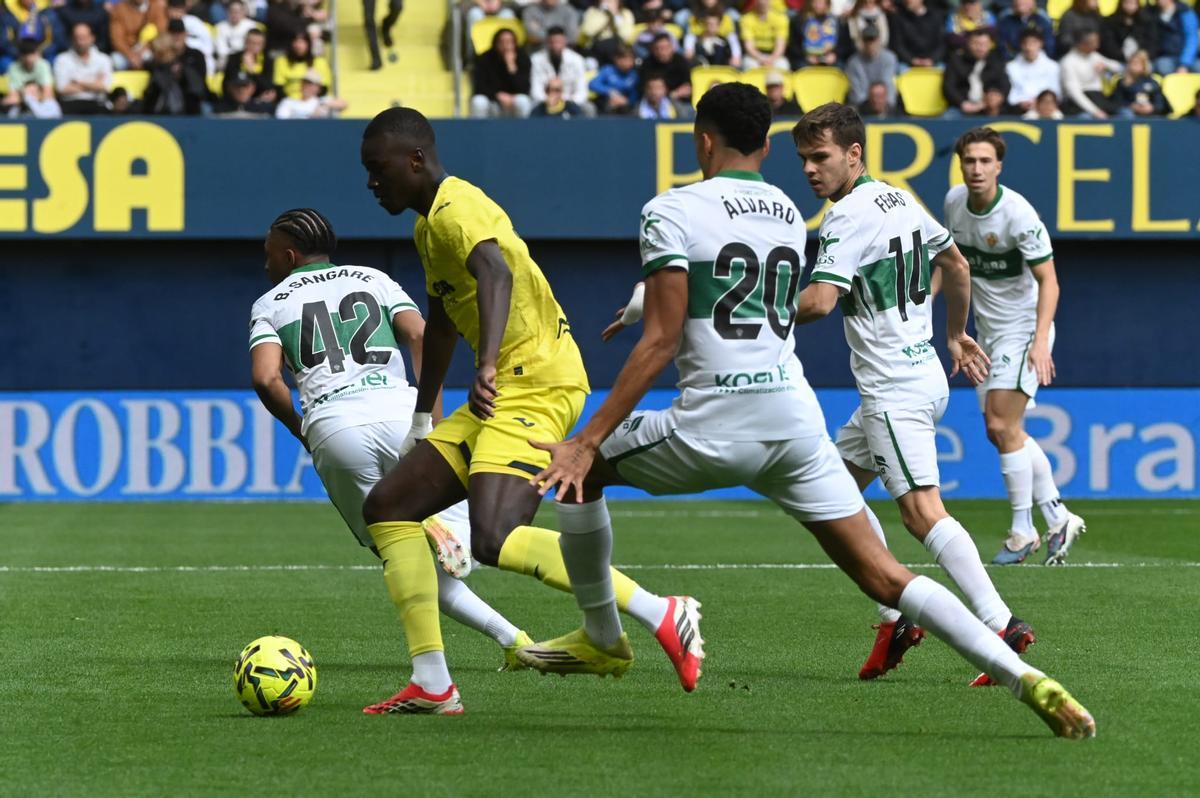 Pape Gueye siendo presionado por Febas y Álvaro