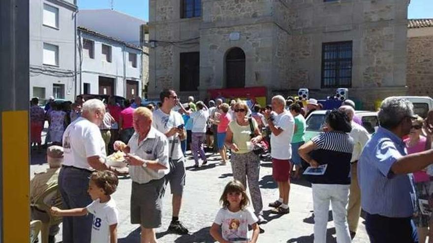 Concentración de vecinos en la plaza de Santa Colomba.