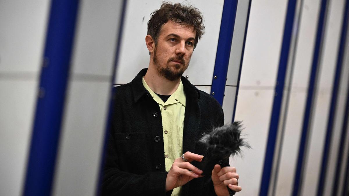 Stuart Fowkes graba el sonido del metro de Londres circulando por la estación de Blackfriars.