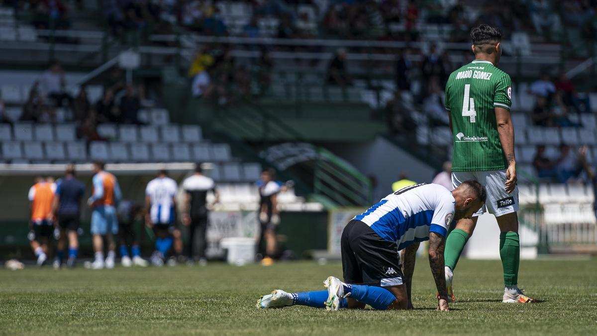 Elliot Gomes se queda en el suelo tras perder la pelota delante del jugador del Toledo Mario Gómez.