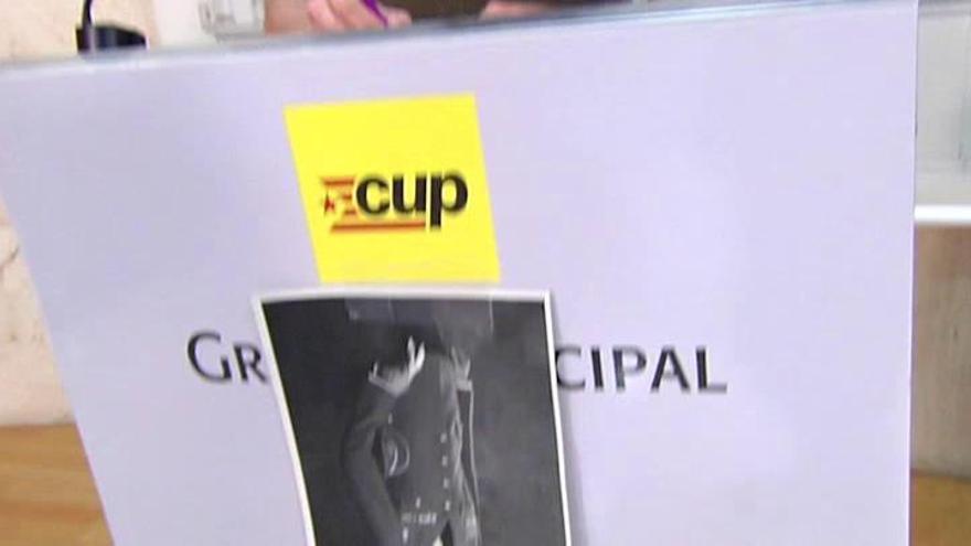 La CUP coloca la foto del Rey boca abajo durante la rueda de prensa de su portavoz