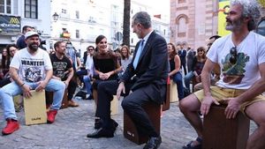 El rey Felipe VI tocando el cajón en Congreso de la Lengua Española celebrado en Cádiz.