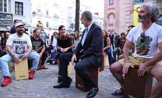 El rey Felipe se anima con el cajón y la reina Letizia con las palmas en una cajoneada en Cádiz