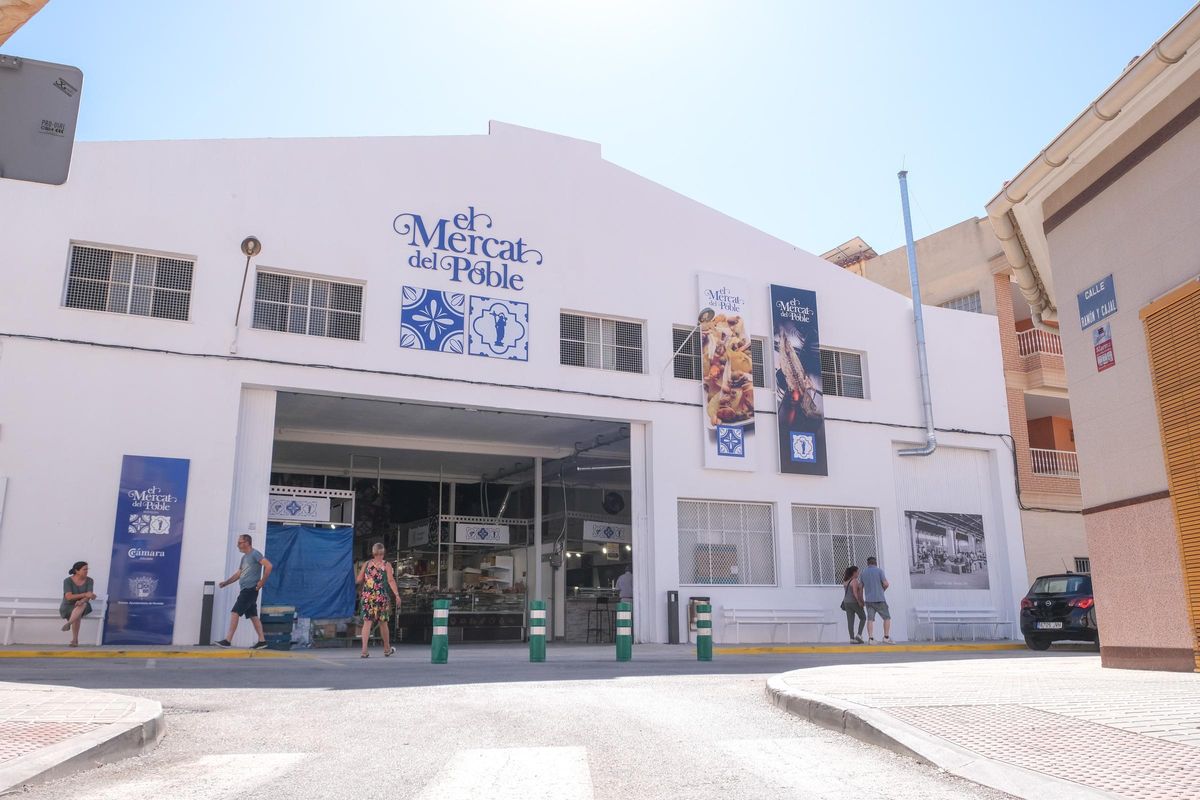 El mercado provisional de Novelda, en una imagen de este verano.