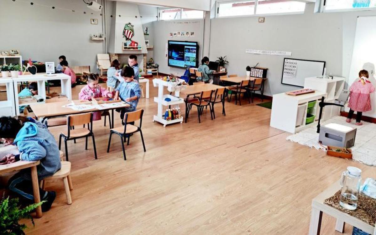 Una apuesta por la innovación educativa En el CRA de Valga creen que una de las características fundamentales de este proyecto es su apuesta por la innovación educativa. Alegan que se aplican en sus seis escuelas “metodologías vivas y activas en aulas mixtas de ratios bajos, con un profesorado en continua formación y fuerte presencia de la nuevas tecnologías”. Al igual que destacan la colaboración del profesorado y toda la comunidad educativa, haciendo siempre que los alumnos sean “los auténticos protagonistas de su aprendizaje”. | FDV
