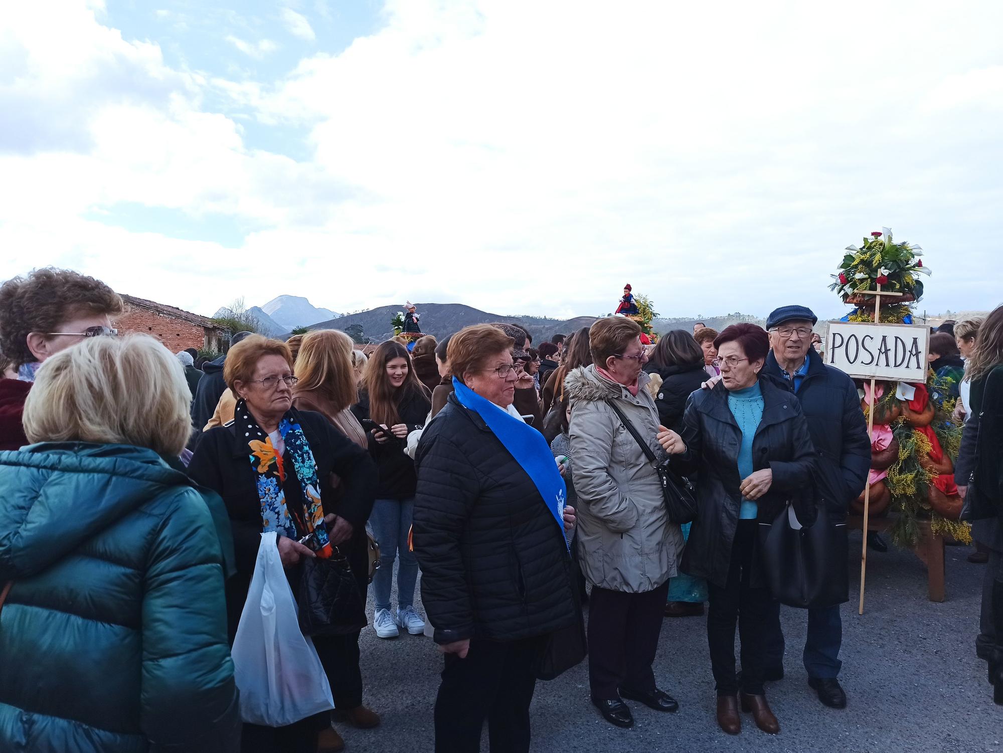 En Posada de Llanes, los panes del ramu vuelan por La Candelaria: "Hay que andar rápido"