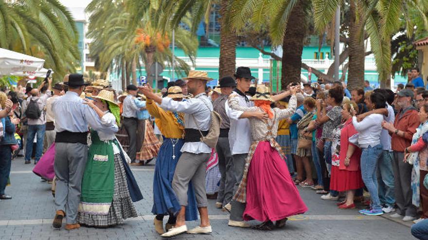 Baile folclórico durante la romería del año pasado en el parque Santa Catalina.