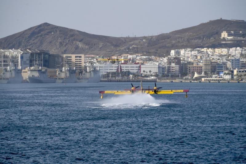 25-02-20 LAS PALMAS DE GRAN CANARIA. BAHIA DE LA CAPITAL. LAS PALMAS DE GRAN CANARIA. Amerizaje de los hidroaviones en la bahia capitalina para recoger agua.    Fotos: Juan Castro.  | 25/02/2020 | Fotógrafo: Juan Carlos Castro