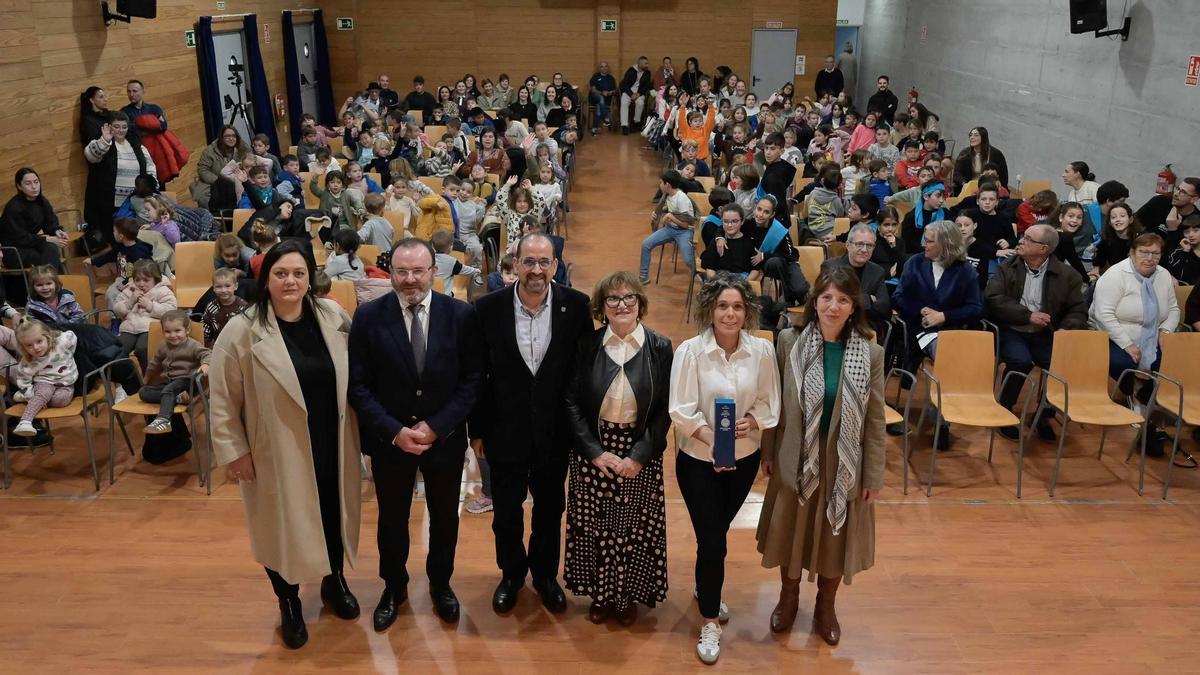 Noelia Freijeiro, esquerda, Eduardo Parga, Henrique Monteagudo, Fina Casalderrey, Ana Seone e Soledad Agra, no acto celebrado en Malpica.