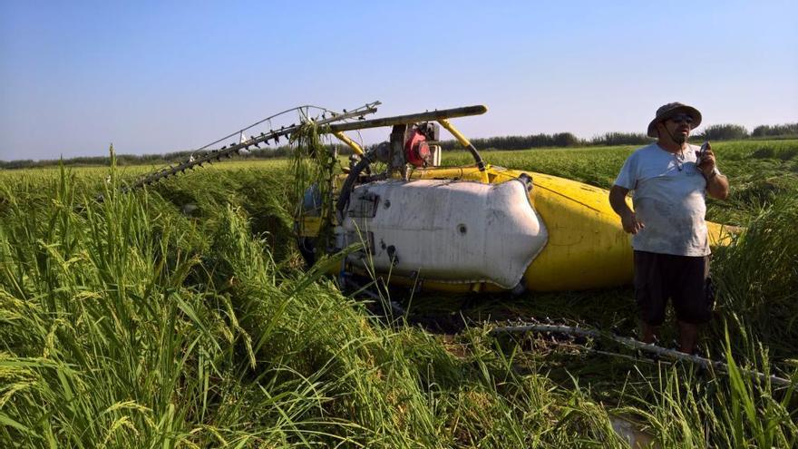 Un piloto resulta ileso tras caer su helicóptero en Pego