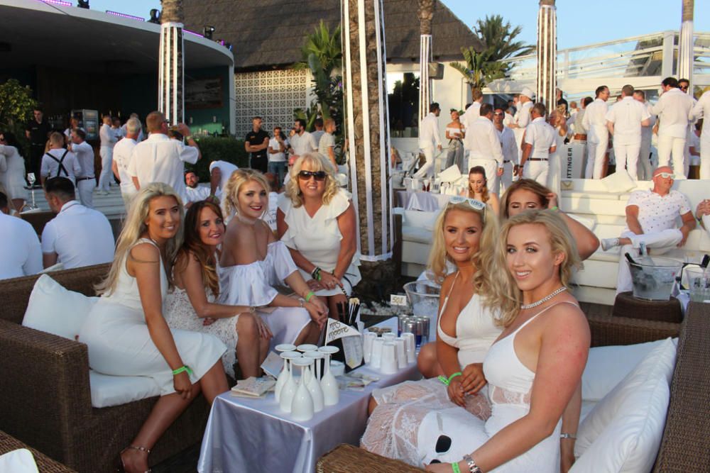 Numerosas personas disfrutan de la fiesta blanca de Nikki Beach, el evento que marca cada año el inicio de la temporada estival en Marbella