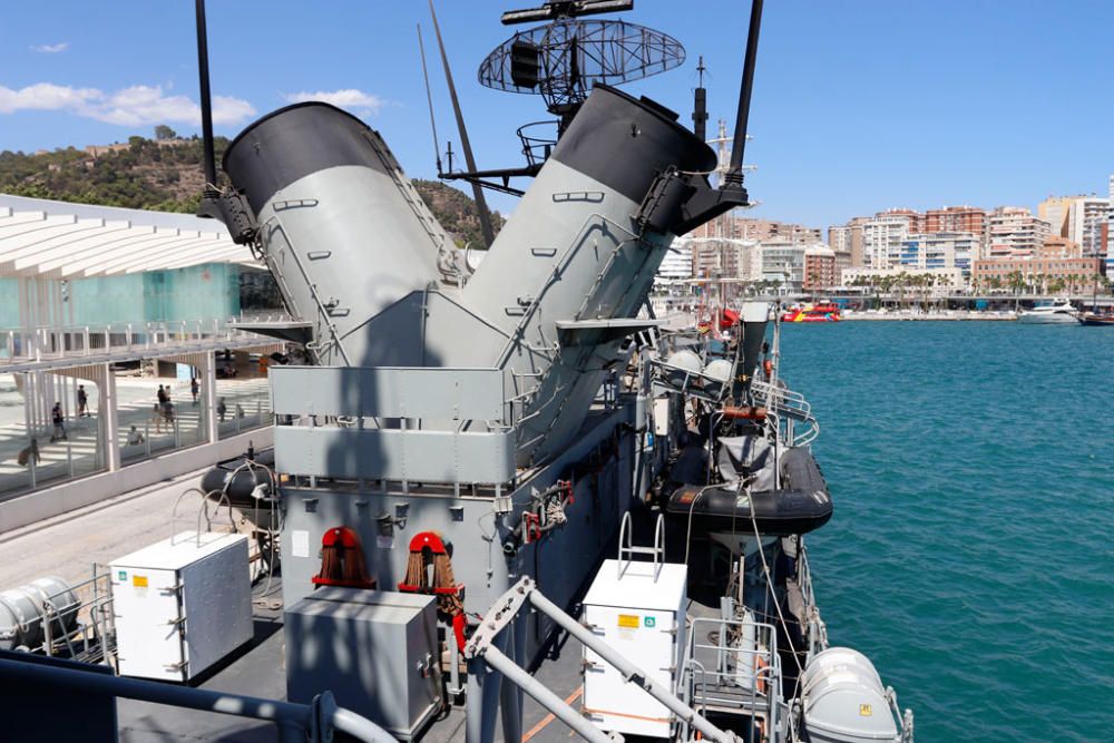 El buque de la Armada 'Infanta Cristina' abre sus puertas al público durante los dos días que estará atracado en el muelle dos del Puerto de Málaga.