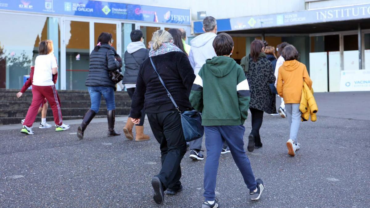 Niños acompañados de sus padres acuden hoy a vacunarse en el Ifevi