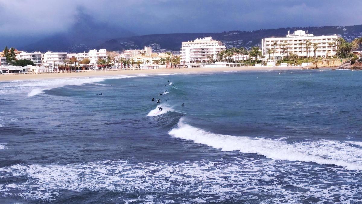 Los surfistas disfrutaron ayer de las olas en la playa del Arenal de Xàbia
