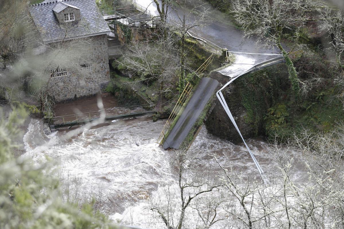El puente de Aceña derrumbado por la fuerza del río Navia en el concello lucense de Navia de Suarna