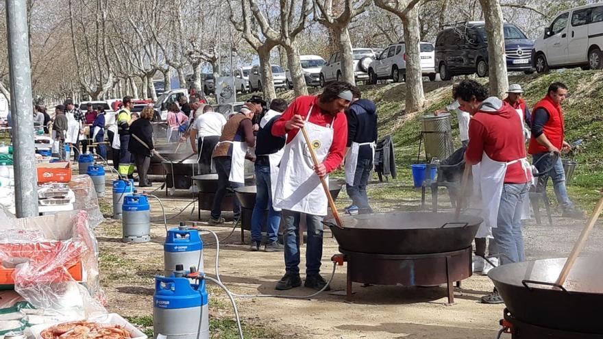 Preparació de l’arrosada en el parc del Riu.