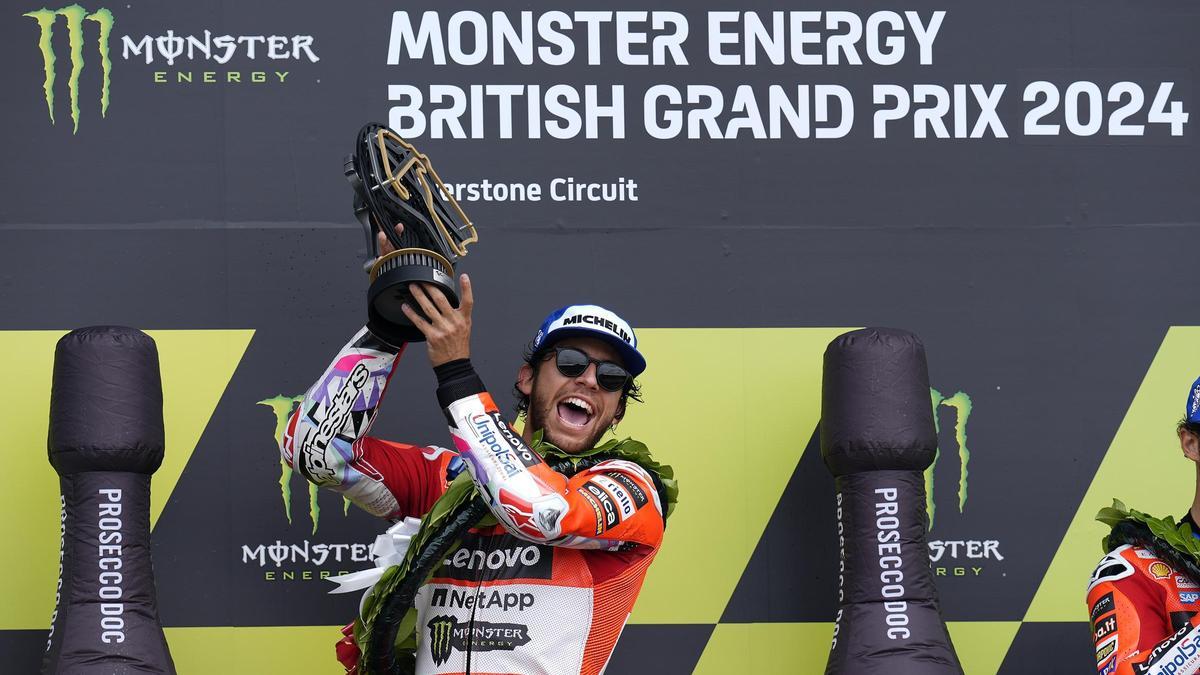 Enea Bastianini celebra en el podio su victoria en el Gran Premio de Inglaterra.