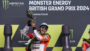 Enea Bastianini celebra en el podio su victoria en el Gran Premio de Inglaterra.