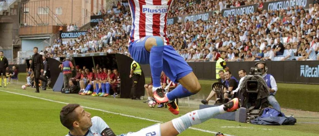 Carrasco salta por encima de Mallo en el Celta-Atlético de la primera vuelta. // Lavandeira jr.