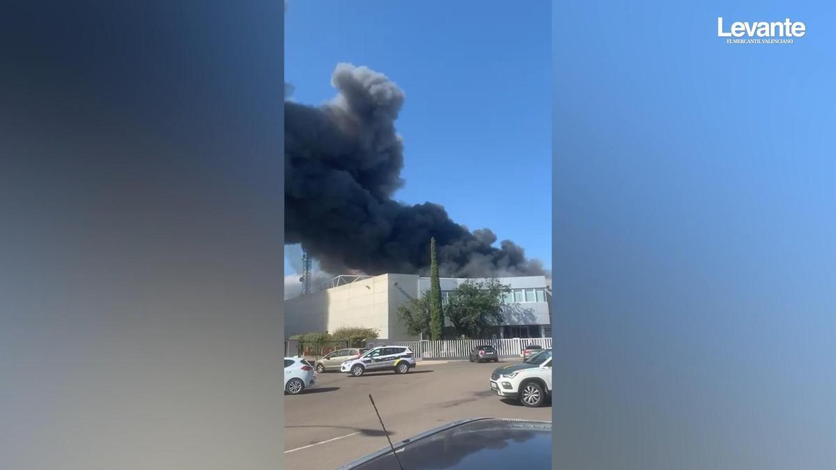 Piden permanecer en casa a los vecinos de Albuixech por el incendio en la nave industrial