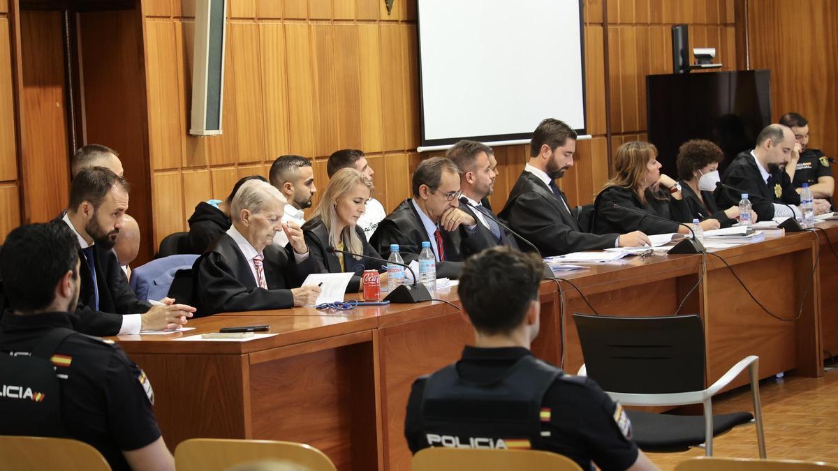 Banquillo de los acusados, con sus letrados, en la primera sesión por el crimen de 'El Rosao'.
