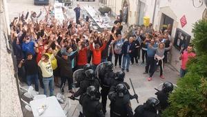Imagen de un momento del enfrentamiento entre vecinos de la localidad de Aiguaviva y la Guardia Civil que recoge el reportaje de TV-3 ’Marcats per l’1 d’octubre’.