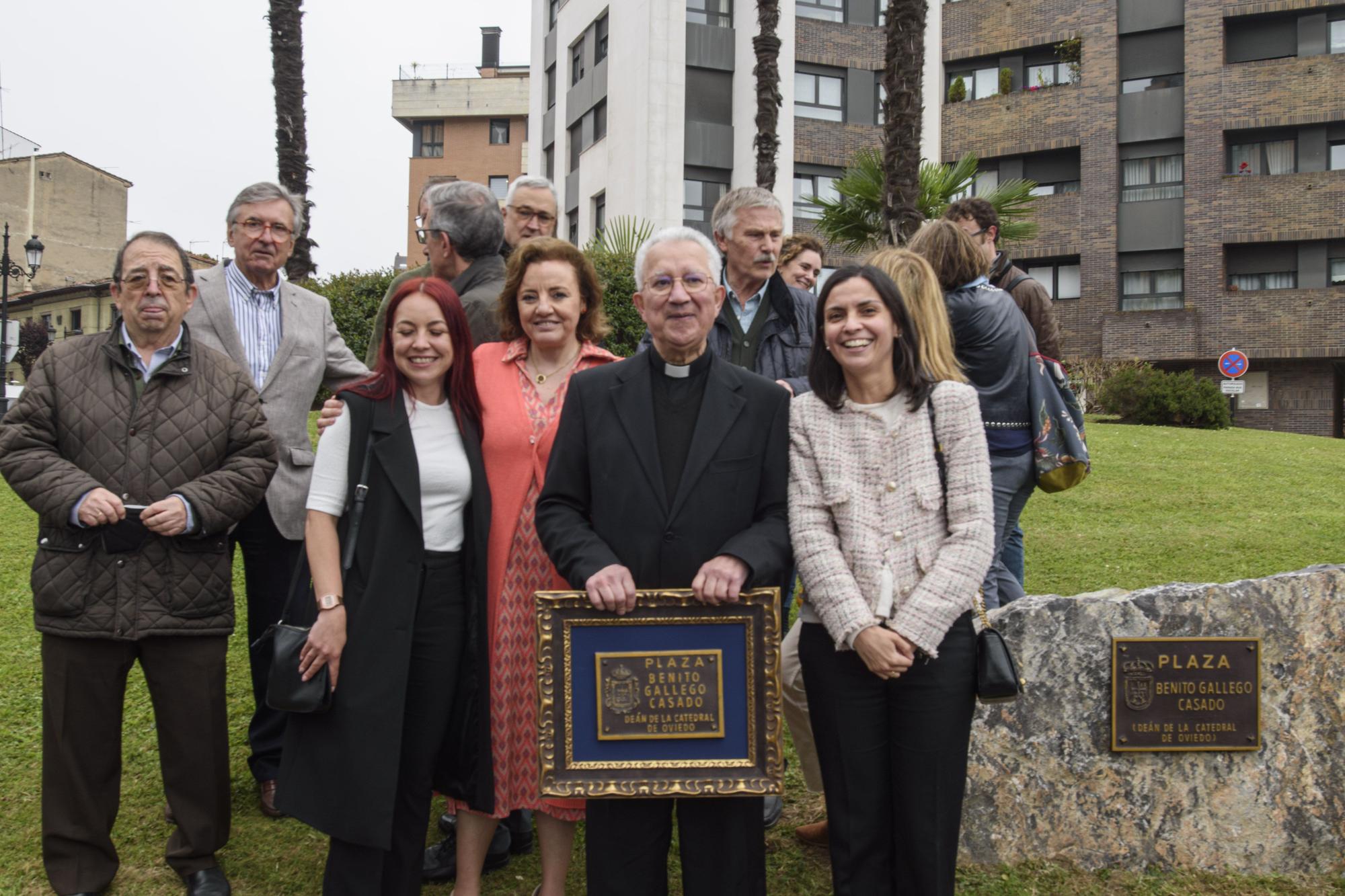 El deán de la Catedral de Oviedo ya está en el callejero: así fue la inauguración de la plaza Benito Gallego