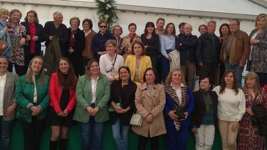 Rosana González, a la derecha, arriba, con miembros del colegio Darío Freán Barreiro. | R. D. Á.