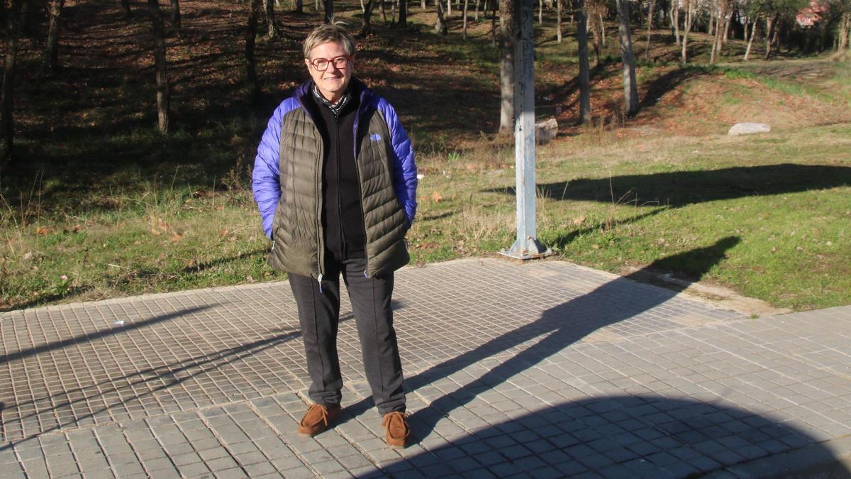 Carme Navarro a la parada de la urbanització de Les Comes de Sils.