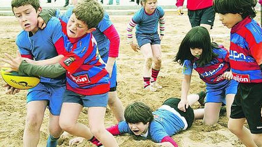 Dos momentos del torneo a cinco en la playa del Arbeyal.