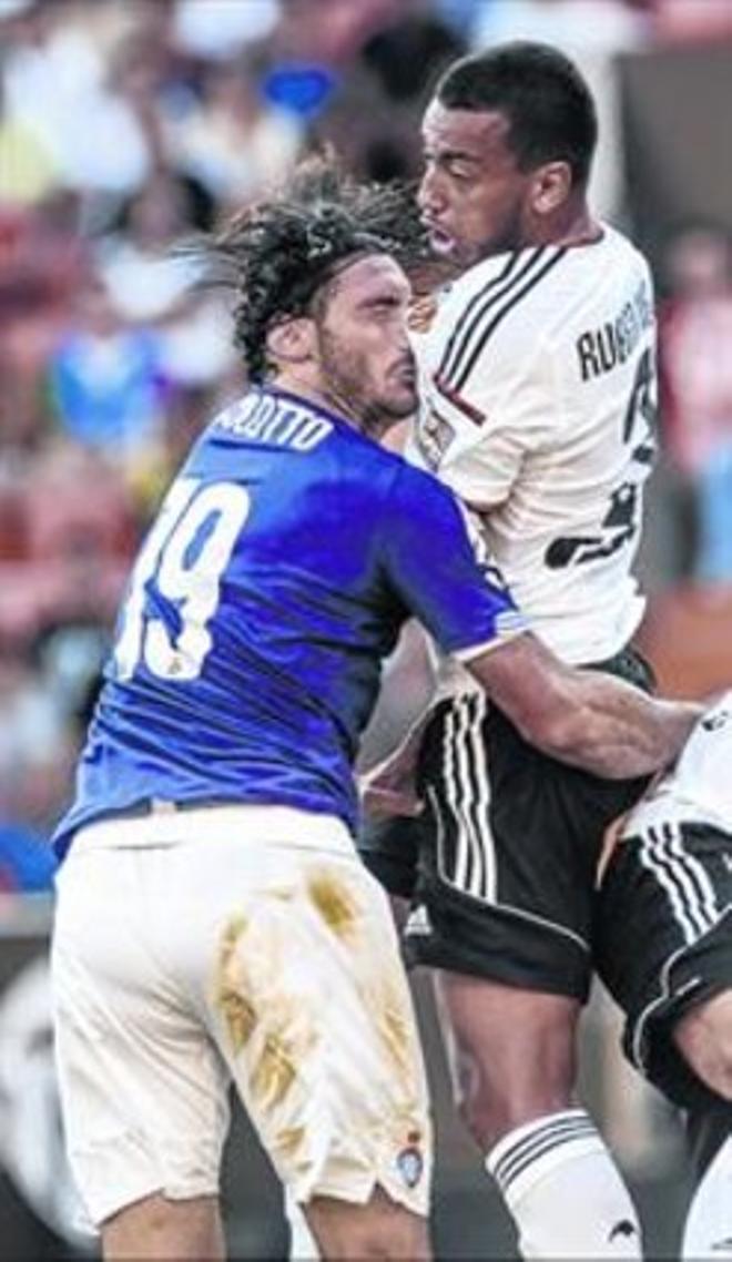 Colotto y Rubén Vezo pugnan en un salto, ayer en Mestalla.