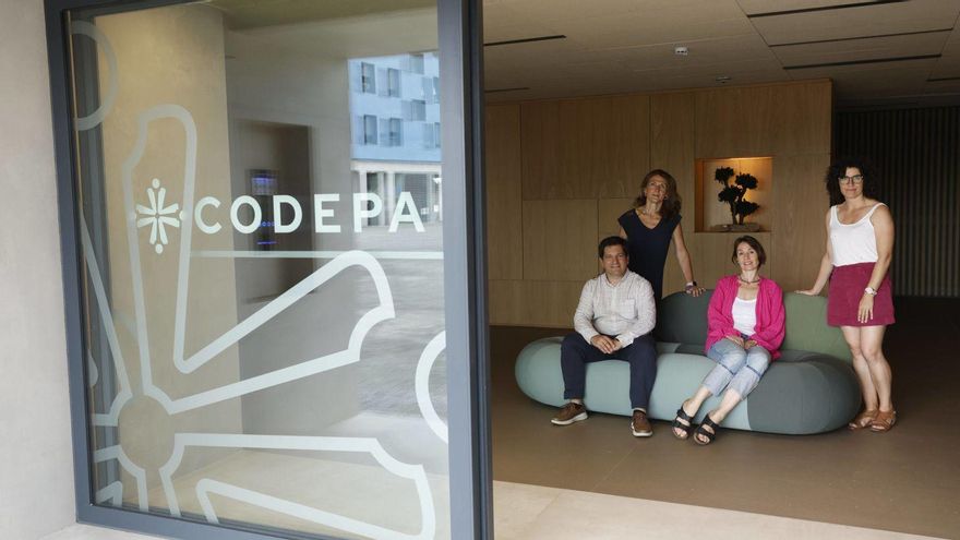 Cuatro miembros de la junta directiva del Colegio de Enfermería, en la zona de acceso a la nueva sede colegial.