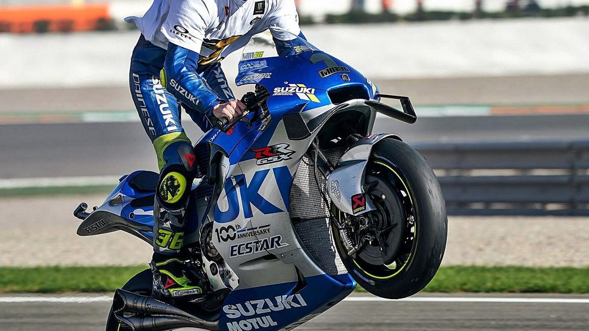 Mir hace el caballitocon su moto durantela celebración del título.