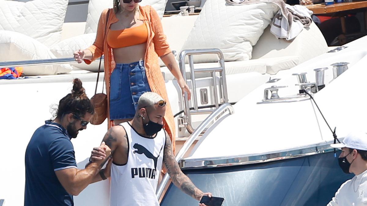 Neymar navega con un grupo de amigos en Ibiza